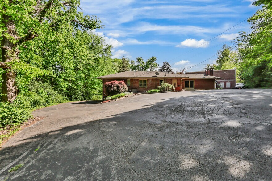 1543 Madison St, Clarksville, TN à vendre - Photo du bâtiment - Image 2 de 43