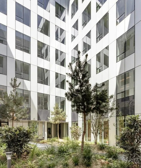 3 Place Louis Renault, Rueil-Malmaison à louer - Photo du bâtiment - Image 3 de 5