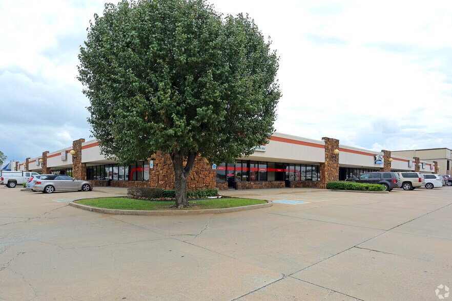 5800-5807 S Garnett Rd, Tulsa, OK à louer - Photo du bâtiment - Image 2 de 9