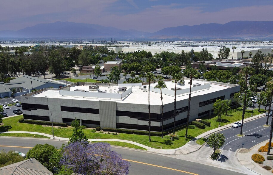 1980 Orange Tree Ln, Redlands, CA à vendre - Photo du bâtiment - Image 2 de 23