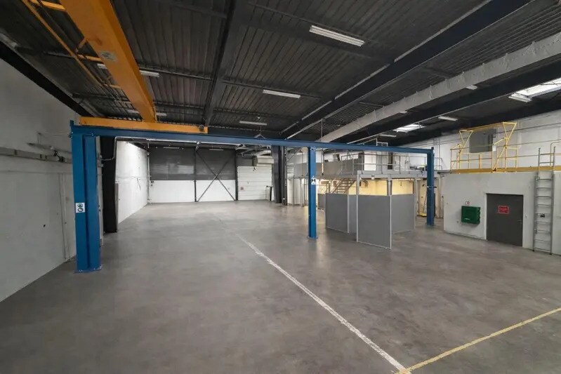 Flex in Dardilly for lease - Interior Photo - Image 2 of 12