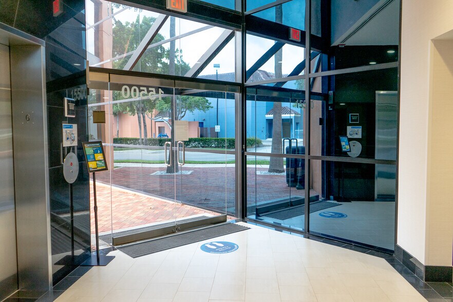 15500 New Barn Rd, Miami Lakes, FL à louer - Photo du bâtiment - Image 3 de 6