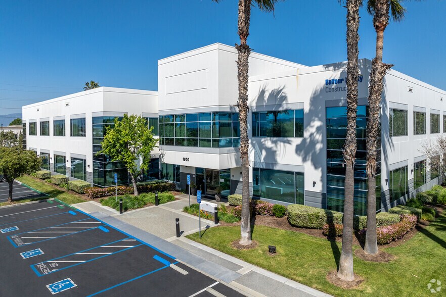 1600 Iowa Ave, Riverside, CA à louer - Photo du bâtiment - Image 1 de 1