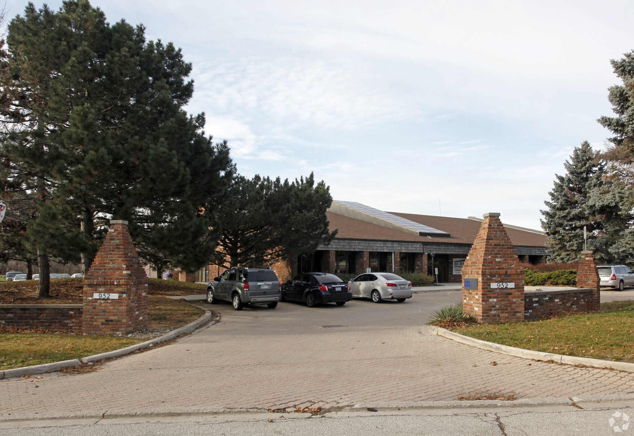 952 Century Dr, Burlington, ON for sale Primary Photo- Image 1 of 1