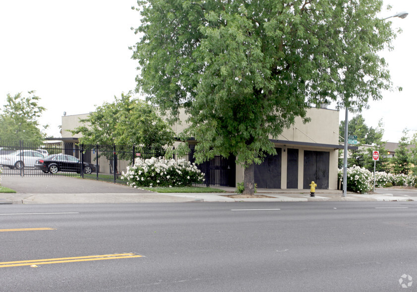 1600 Yosemite Blvd, Modesto, CA for sale - Building Photo - Image 2 of 2