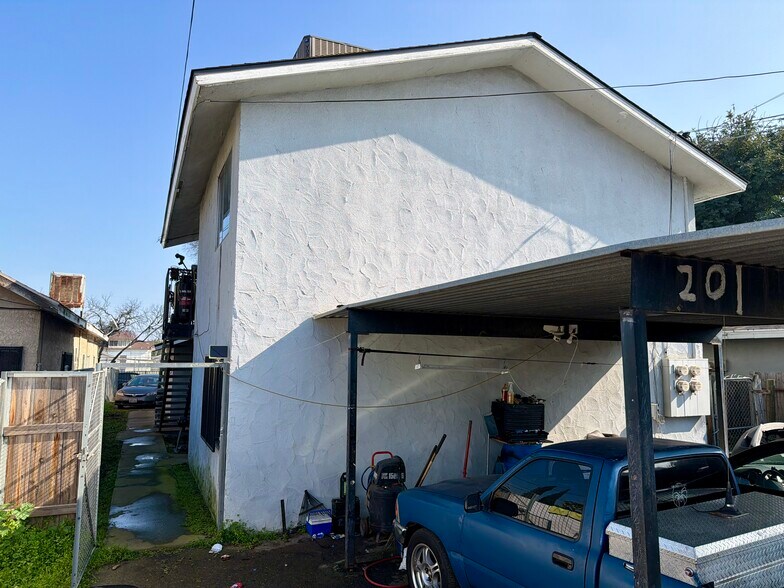 329 N Diana St, Fresno, CA à vendre - Photo du bâtiment - Image 3 de 6