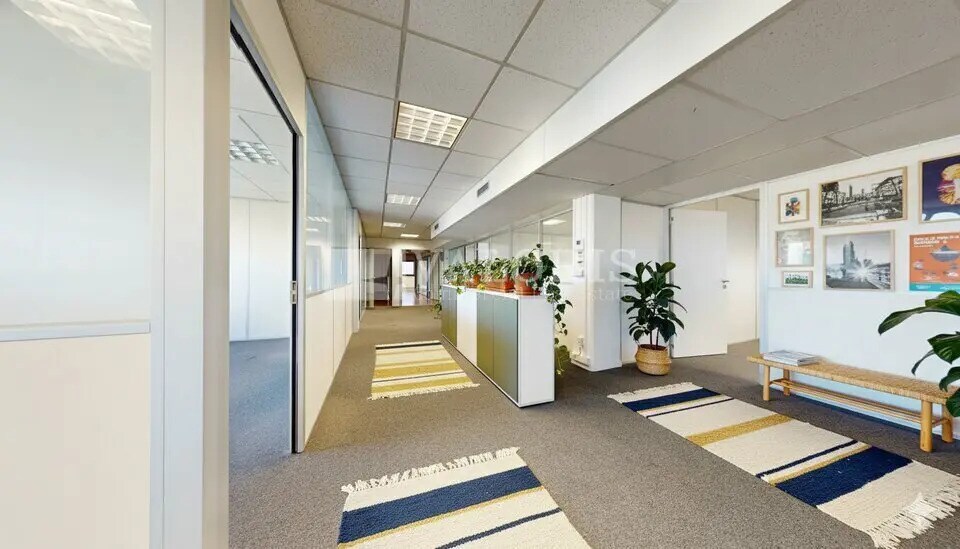 Office in Lyon for sale - Interior Photo - Image 2 of 11