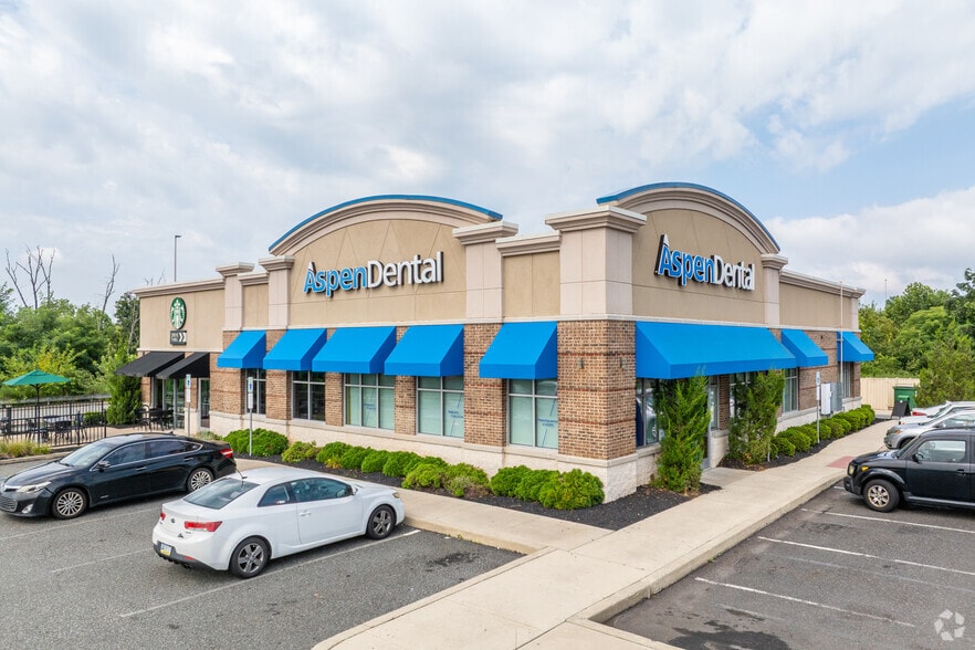 210 Upland Square Dr, Pottstown, PA for sale - Building Photo - Image 2 of 8