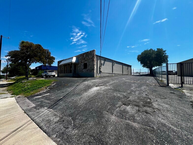 11818 Warfield St, San Antonio, TX à louer - Photo du bâtiment - Image 3 de 36
