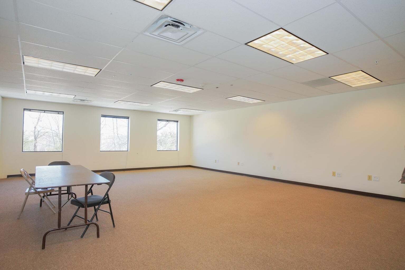 15 Tech Valley Dr, East Greenbush, NY à louer Photo du bâtiment- Image 1 de 4