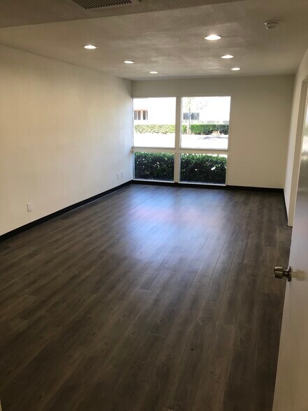 202 Fashion Ln, Tustin, CA à louer - Photo intérieure - Image 3 de 9