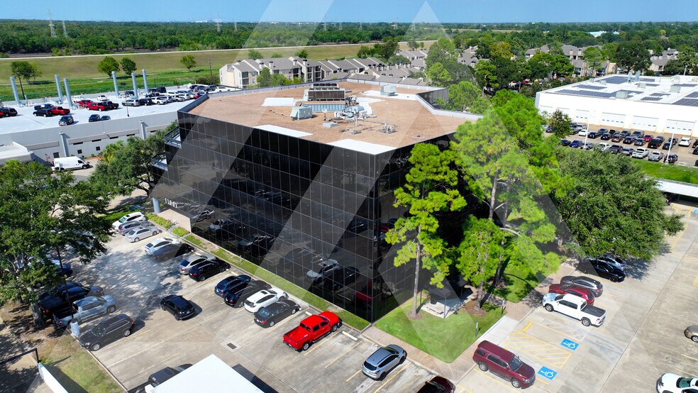 11931 Wickchester Ln, Houston, TX à louer - Photo du bâtiment - Image 2 de 12