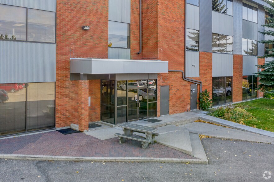 12 Manning Clos NE, Calgary, AB à louer - Photo du bâtiment - Image 2 de 5