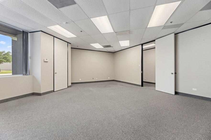 12920 Senlac Dr, Farmers Branch, TX à louer - Photo intérieure - Image 3 de 16