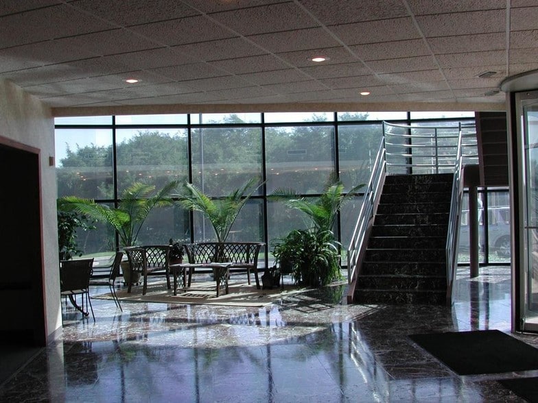 10015 N Ambassador Dr, Kansas City, MO for lease - Interior Photo - Image 2 of 2