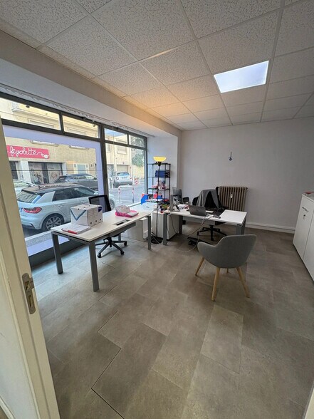 Office in Marseille for lease - Building Photo - Image 3 of 14