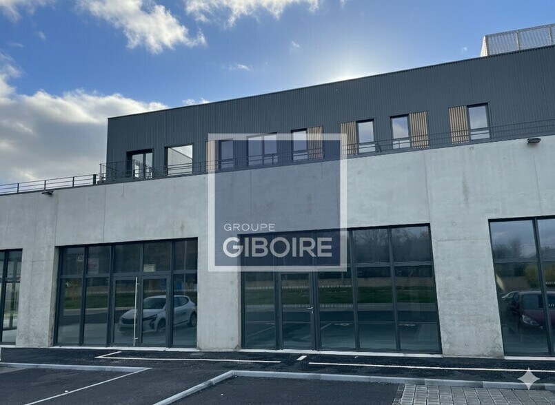 Retail in La Mézière for lease - Building Photo - Image 2 of 8