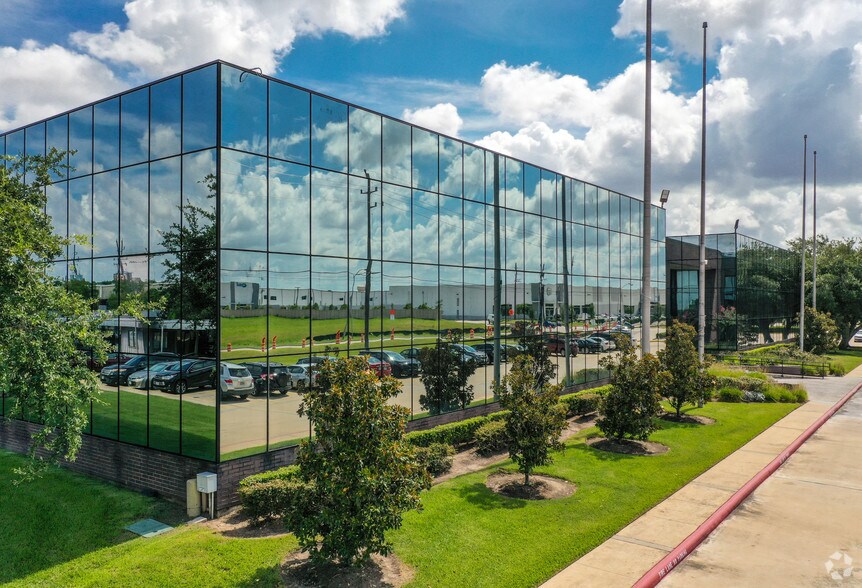 11104 W Airport Blvd, Stafford, TX à louer - Photo du bâtiment - Image 3 de 9