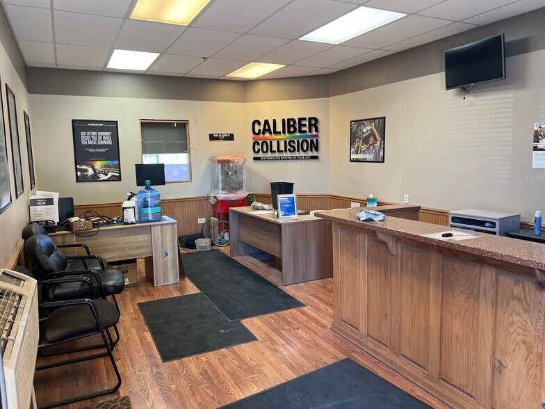 1385 E Chicago St, Elgin, IL à louer - Photo du bâtiment - Image 2 de 10