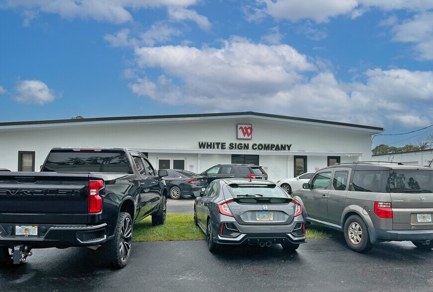 907 S Charles Richard Beall Blvd, DeBary, FL à louer - Photo du bâtiment - Image 2 de 2