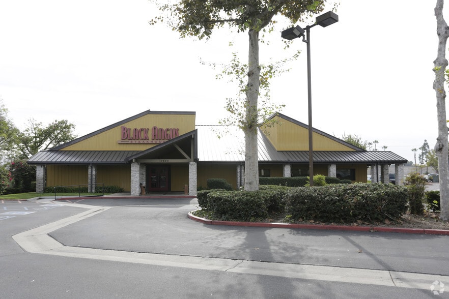 17920 Brookhurst St, Fountain Valley, CA à vendre - Photo du bâtiment - Image 2 de 2