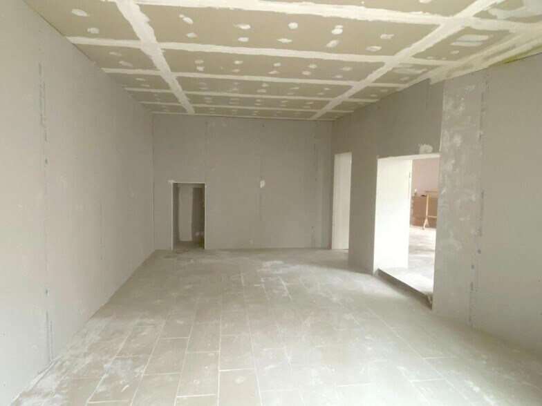 Retail in Saint-Germain-en-Laye for lease - Interior Photo - Image 2 of 5