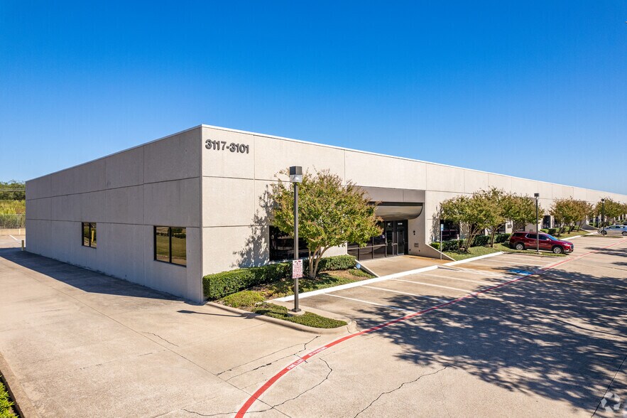 3101-3115 N Skyway Cir, Irving, TX à louer - Photo du bâtiment - Image 3 de 9