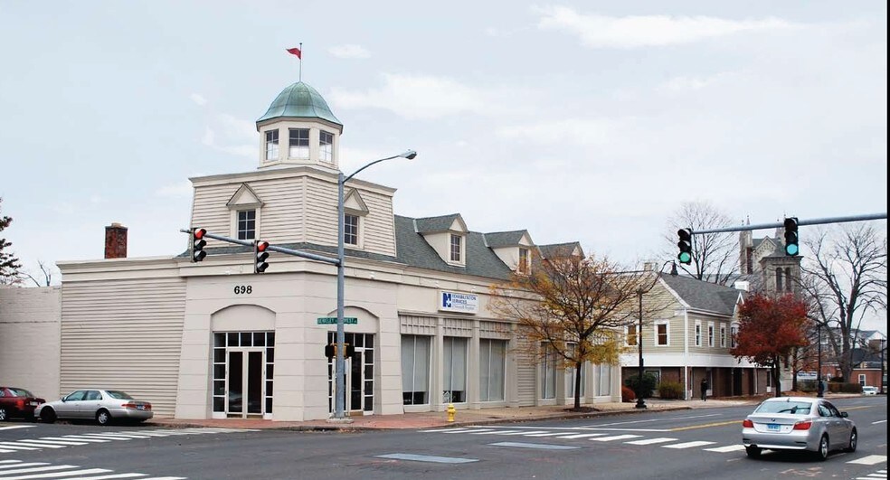 698 West Ave, Norwalk, CT à louer - Photo du bâtiment - Image 2 de 2