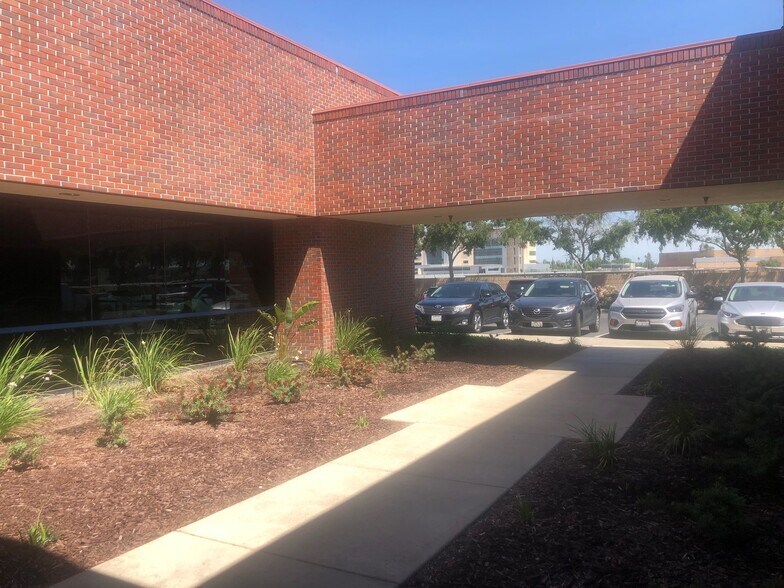 530 Kings County Dr, Hanford, CA à louer - Photo du bâtiment - Image 3 de 12