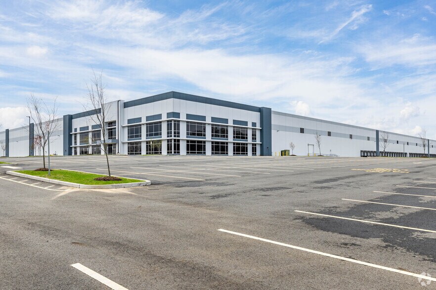 1289 Rahway Ave, Avenel, NJ à louer - Photo du bâtiment - Image 1 de 7