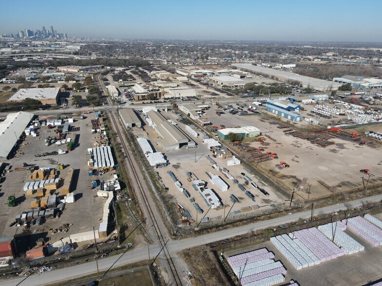 1111 McCarty St, Houston, TX à louer - Photo du bâtiment - Image 3 de 6