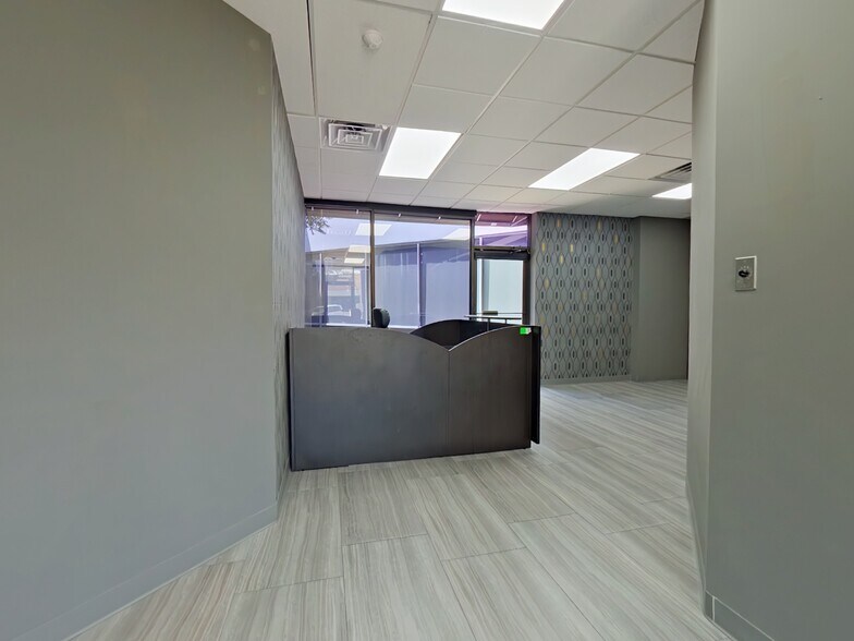 3033 Kellway Dr, Carrollton, TX à louer - Photo du bâtiment - Image 3 de 9