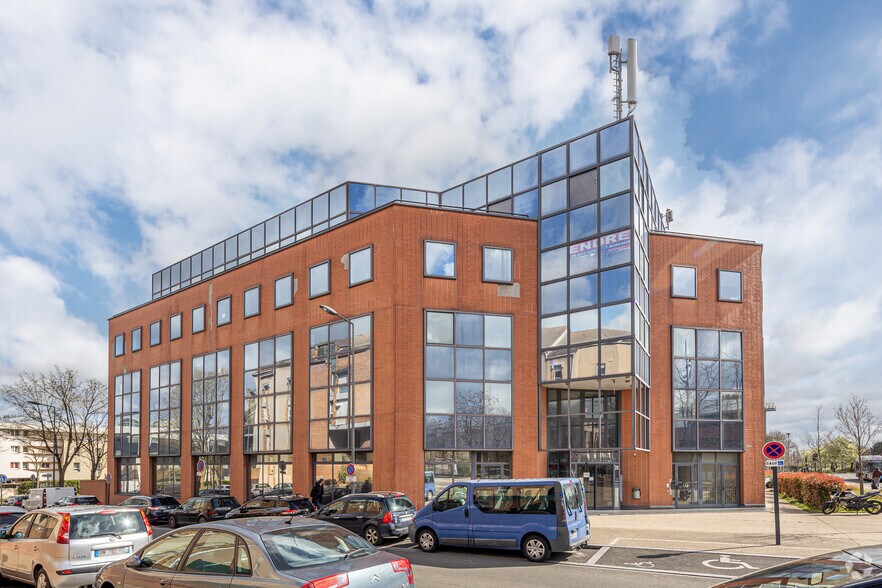 Office in Cergy for lease - Building Photo - Image 3 of 3