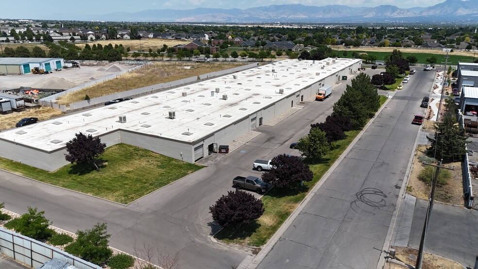 5320 Wells Park Rd, West Jordan, UT à louer - Photo du bâtiment - Image 2 de 9