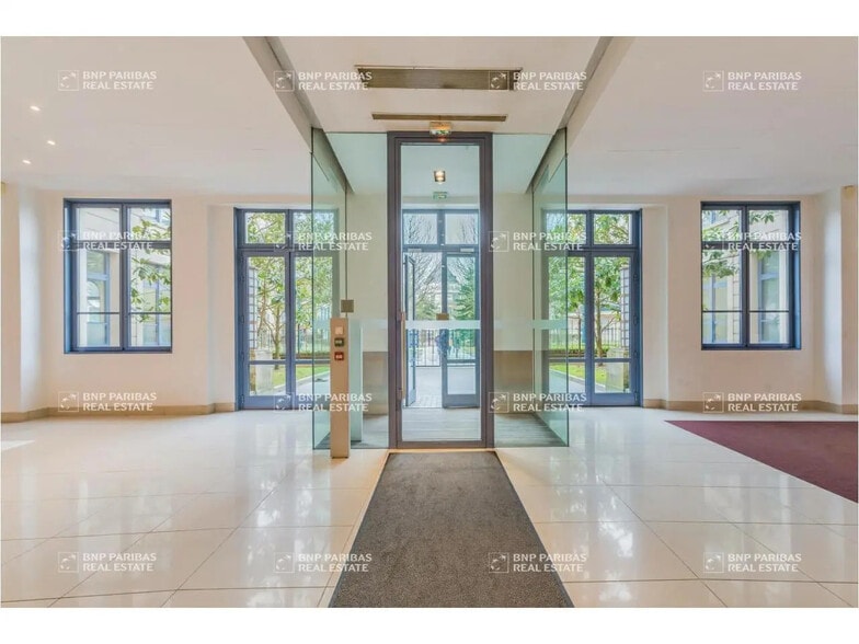 Bureau dans Chessy à louer - Hall d’entrée - Image 2 de 8