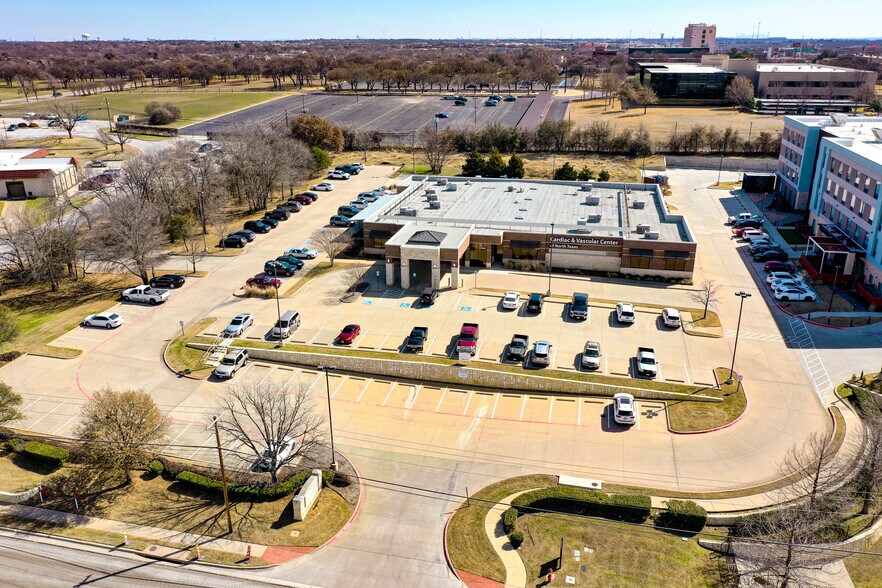1924 Forest Ridge Dr, Bedford, TX à vendre - Photo du bâtiment - Image 3 de 19