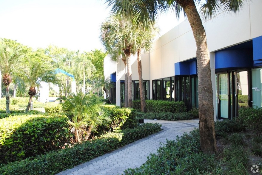 902 Clint Moore Rd, Boca Raton, FL à louer - Photo du bâtiment - Image 3 de 6