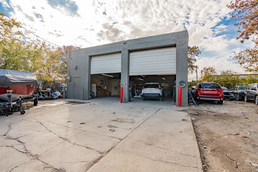 2662 Lombardy Ln, Dallas, TX à vendre - Photo du bâtiment - Image 3 de 9