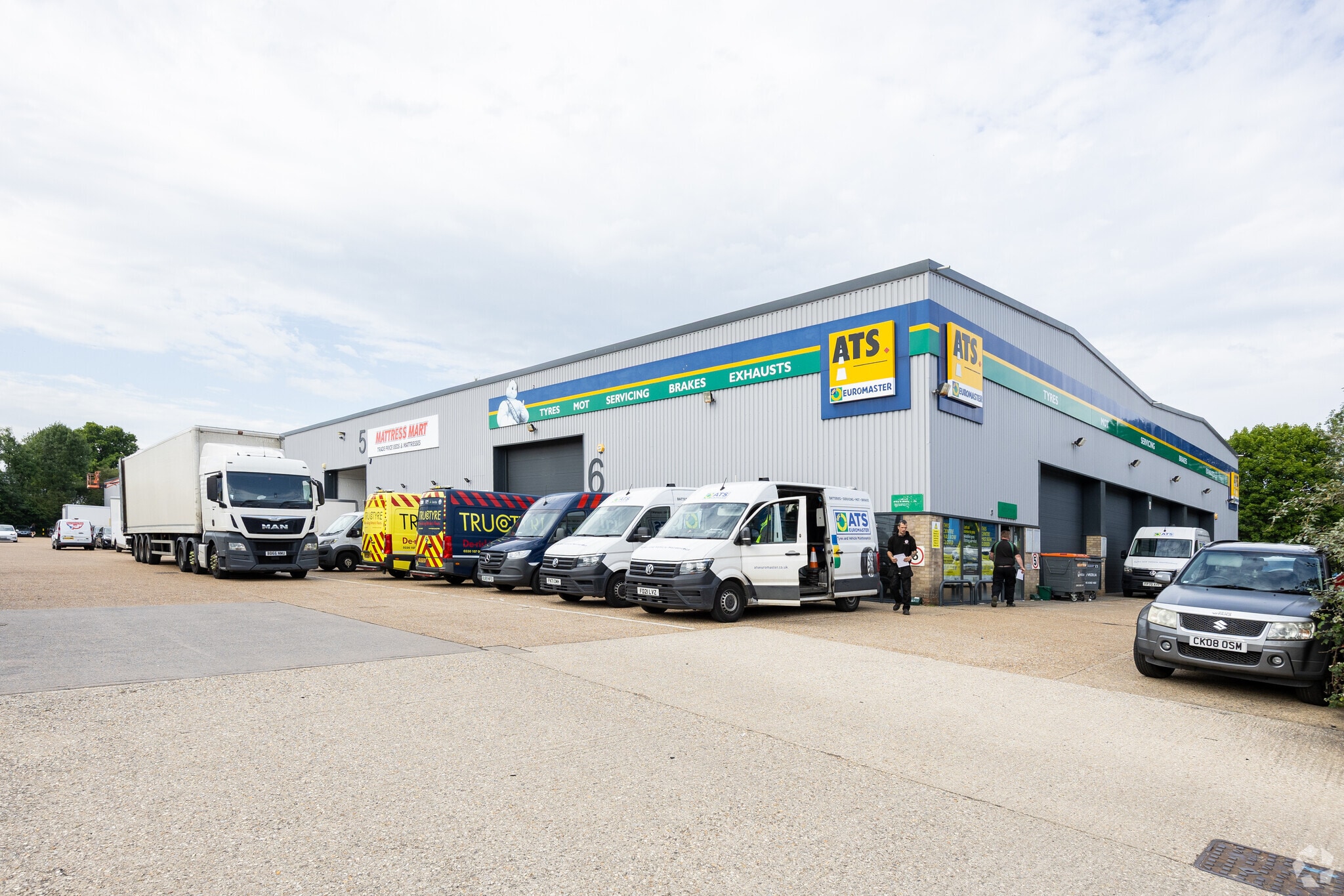 Cobham Way, Crawley for lease Primary Photo- Image 1 of 9