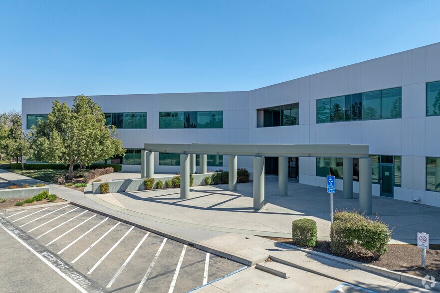 5104 N Blythe Ave, Fresno, CA à louer - Photo du bâtiment - Image 1 de 9