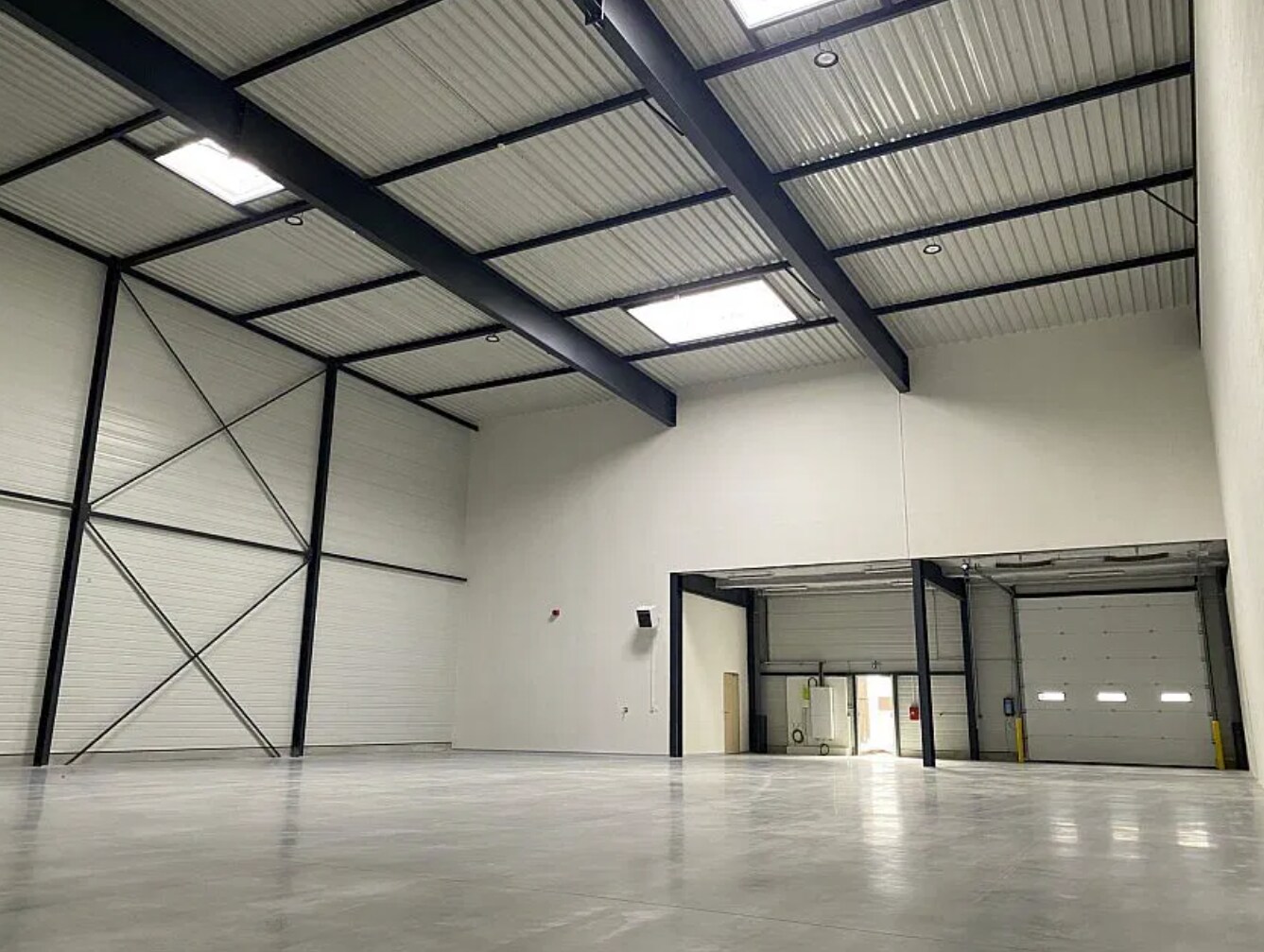 Office in Osny for lease Interior Photo- Image 1 of 6