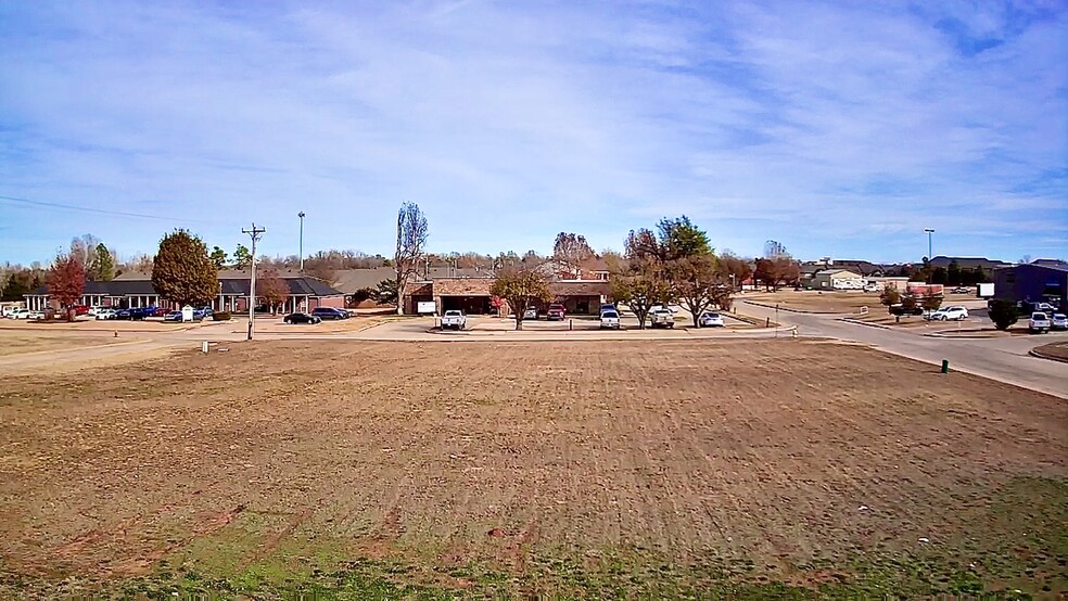 100 N Financial Ter, Mustang, OK à vendre - Photo du bâtiment - Image 3 de 5