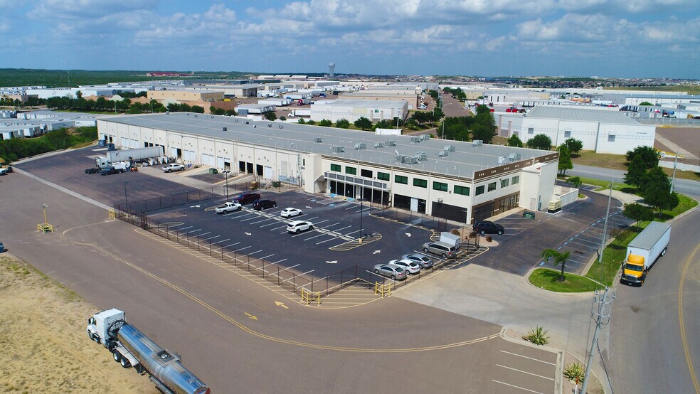 11204 McPherson Rd, Laredo, TX à vendre - Photo du bâtiment - Image 2 de 4