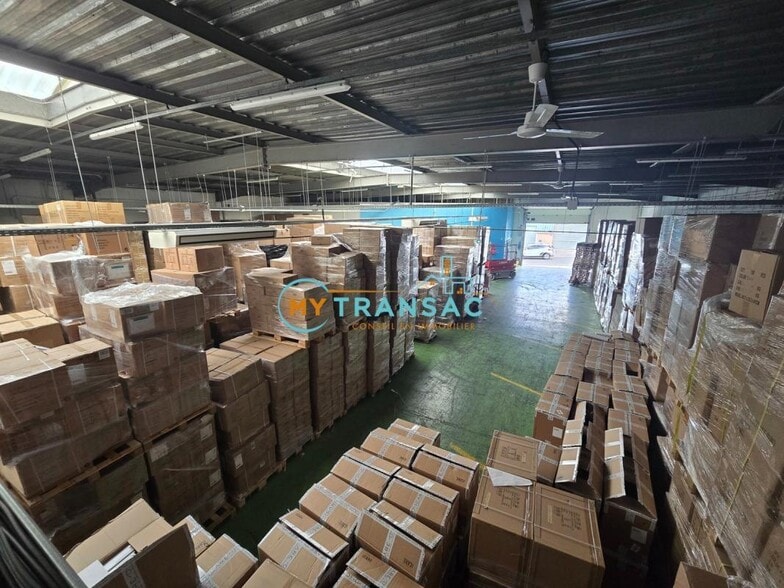 Industrial in Montreuil for lease - Interior Photo - Image 3 of 8