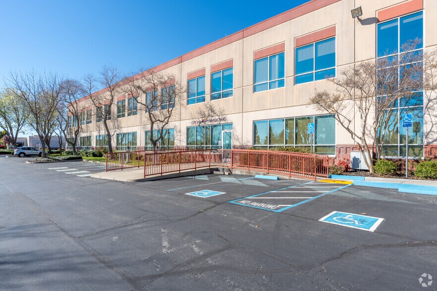 2450 Del Paso Rd, Sacramento, CA à louer - Photo du bâtiment - Image 2 de 7