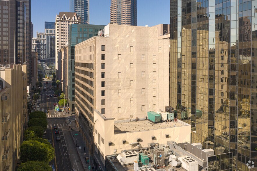 617 W 7th St, Los Angeles, CA à louer - Photo du bâtiment - Image 2 de 8
