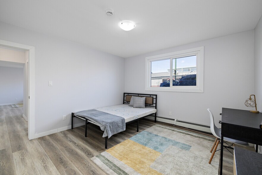 10207 107 Ave NW, Edmonton, AB à vendre - Photo du bâtiment - Image 3 de 9