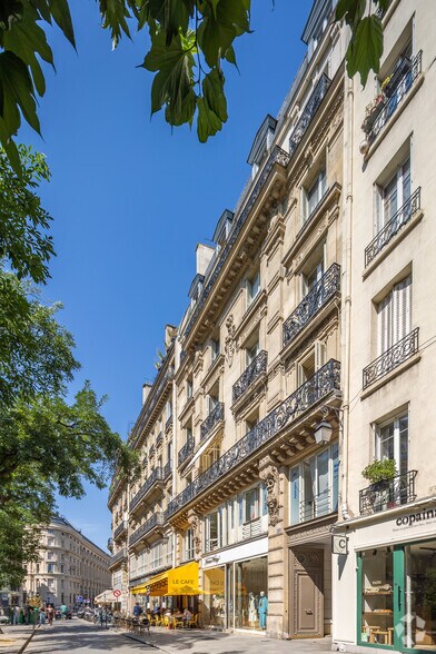 Immeuble residentiel dans Paris à vendre - Photo du bâtiment - Image 2 de 4