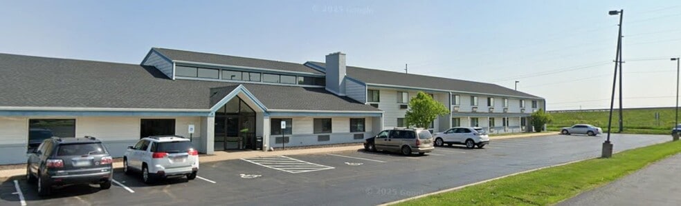 5 Gateway Dr, Waupun, WI à vendre - Photo du bâtiment - Image 2 de 10