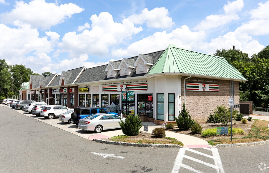 111 Main St, East Brunswick, NJ for lease - Building Photo - Image 3 of 7